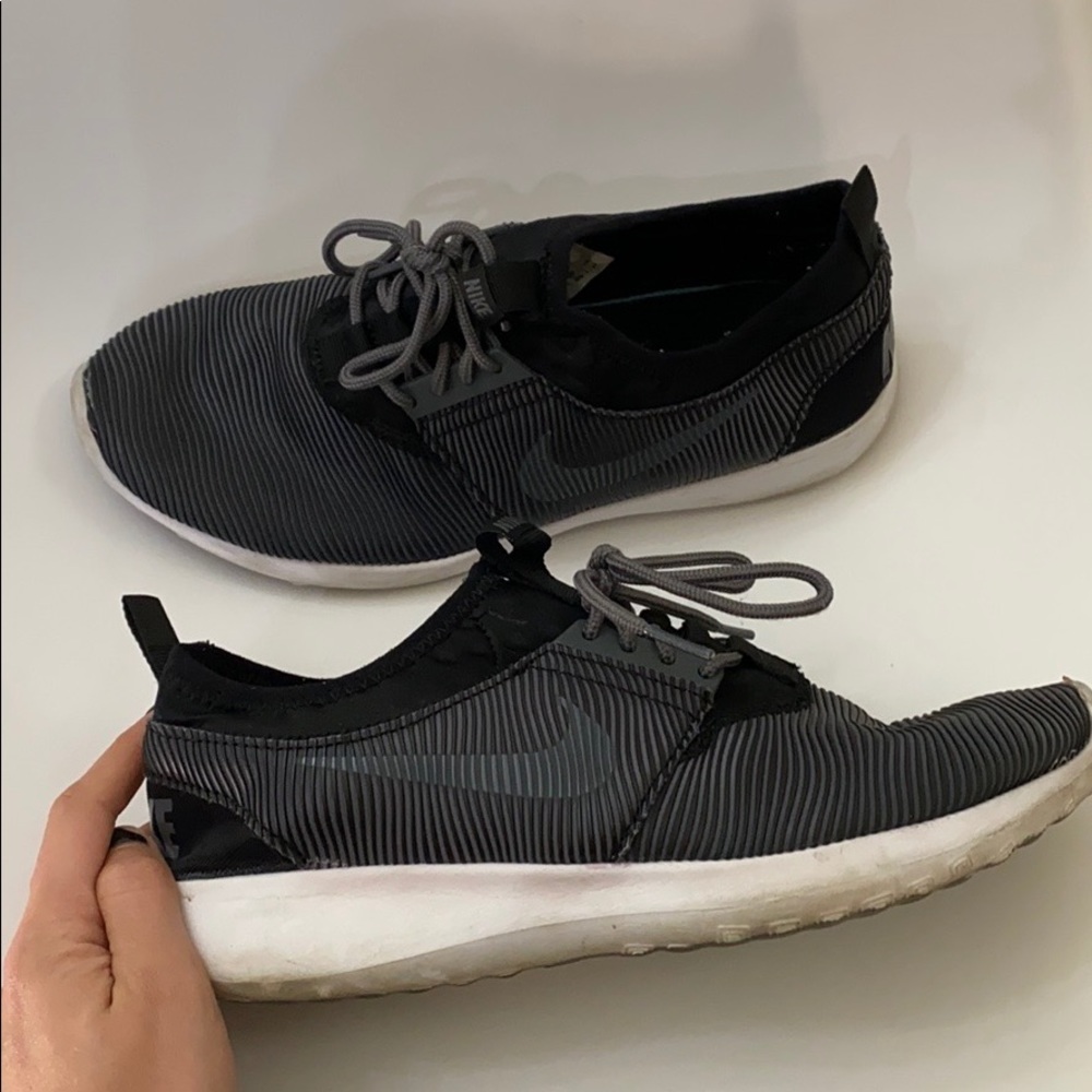 Nike sneaker black size 9